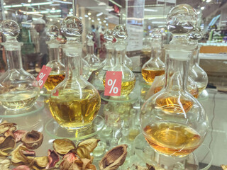 Fototapeta na wymiar perfumes in transparent flasks. mixture of aromas, perfume essence, laboratory with liquids in flasks for ebb and flow. thin glass containers for liquid products