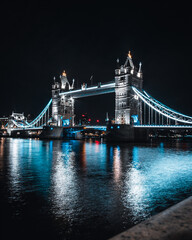 Obraz premium Tower Bridge at night with reflection of the lights