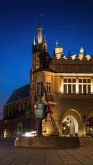 Naklejka na ściany i meble Kościół Mariacki i Sukiennice w Krakowie o poranku - średni format GFX 50 sII 