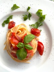 pasta with tomato and basil