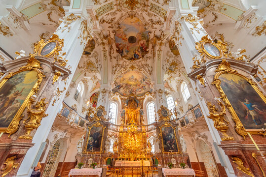 Der prachtvoll im Stil des Rokoko gestaltete Innenraum der Klosterkirche von Kloster Andechs mit vergoldetem Altar, Fresken und Verzierungen