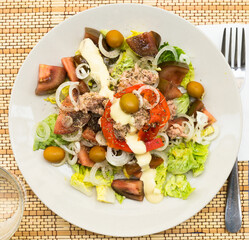mediterranean vegetable salad with tuna