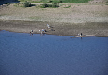 Menschen am trockenen Elbufer in Dresden 