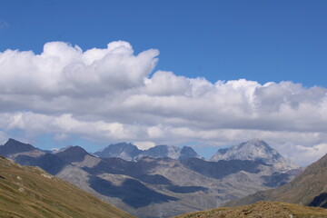 Splendido panorama alpino in una giornata parzialmente nuvolosa