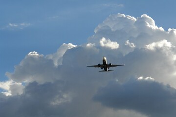 Avión por la tarde próximo a aterrizaje CDMX