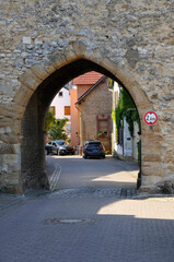 Obraz premium mittelalterlicher torturm in oberflörsheim