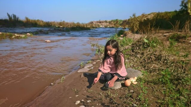 Ni&ntilde;a Juega en el rio