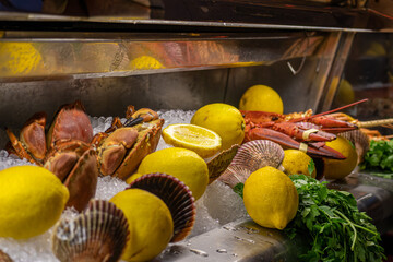 Seafood fridge in the restaurant - obrazy, fototapety, plakaty