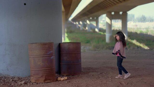Ni&ntilde;a Pobre en el Puente