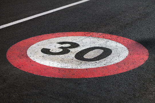 Zone 30 Dreißig Geschwindigkeit Tempo Begrenzung und Verkehrsberuhigung für Verkehr auf Fahrbahn Asphalt Markierung Zeichen
