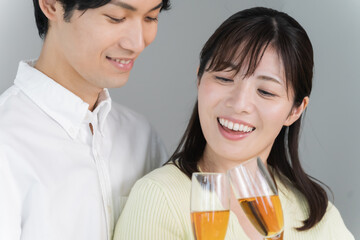 キッチンで乾杯する日本人夫婦