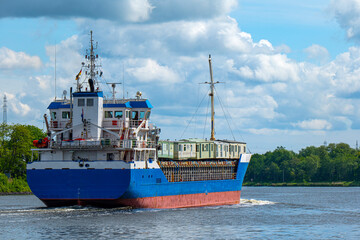 Frachtschiff auf dem Nord-Ostsee-Kanal bei Rendsburg