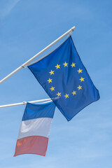 drapeaux français et européen en contre jour en plein soleil