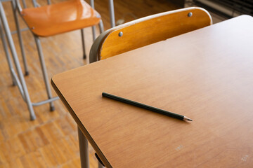 学校の教室と鉛筆
