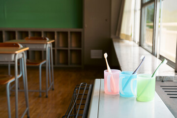 学校の教室の机の上の歯ブラシ