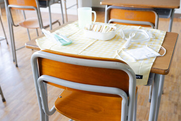 学校の教室　学習机の上のお弁当　