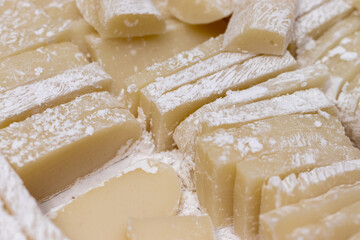 白い粉が付着した切り餅