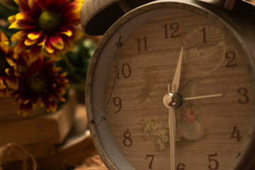 reloj despertador con una flor