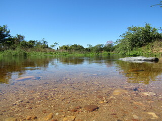 rio de agua cristalina