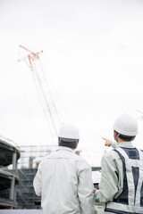 日本人の仕事風景、現場監督　後姿　施工管理　新人教育