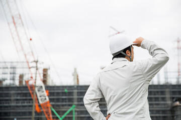 日本人の仕事風景、現場監督　後姿　イメージ　施工管理　