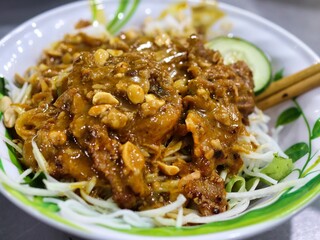 rice noodle with pork and peanuts