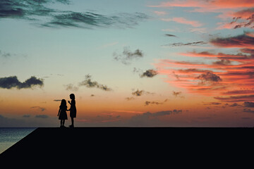 Obraz premium silhouette of a family near the ocean at sunset