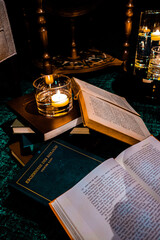 ろうそくと積まれた本