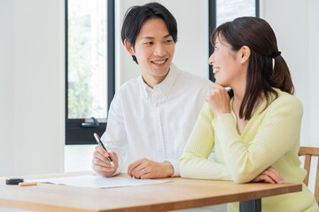 婚姻届けにサインをする日本人夫婦