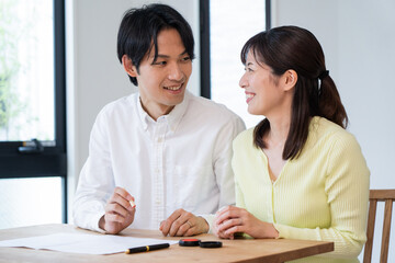 婚姻届けにサインをする日本人夫婦