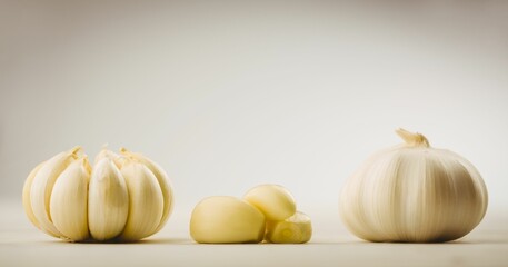 Obraz na płótnie Canvas Close-up of garlic cloves and bulb 