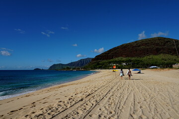 Fototapeta premium Women walking on the beach in Oahu Hawaii