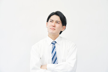 白背景で悩むビジネスマン