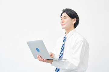 白背景でノートパソコンを使うビジネスマン