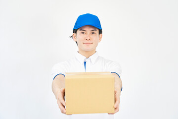 段ボール箱を渡す宅配業者の男性　白背景