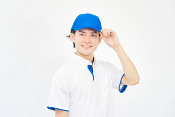 カメラ目線の引越し業者の男性のポートレート　白背景