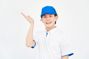 白背景で左を手のひらで指す引越し業者の男性