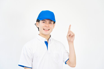 白背景で右を指差す引越し業者の男性