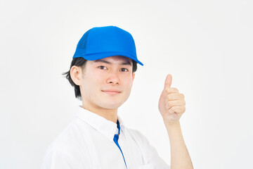 白背景でグッドサインする引越し業者の男性