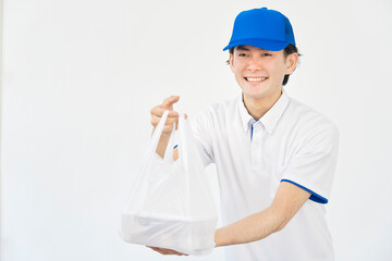 商品を渡すフードデリバリーの男性　白背景