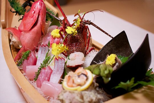 豪華な舟盛りのお刺身が美味しそう　懐石料理　おもてなし