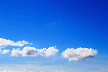 Obraz premium 青い空に、ふわふわ浮かぶ綿雲