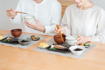 食事する夫婦（料理・朝食・自炊・和食・健康・カップル）