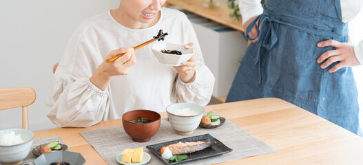 妻に料理の味見をしてもらう夫（料理・朝食・自炊・和食・健康）