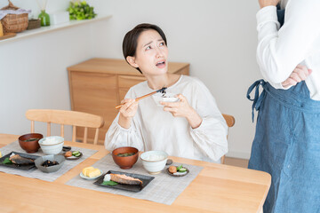 妻に料理の味見をしてもらう夫（料理・朝食・自炊・和食・健康）