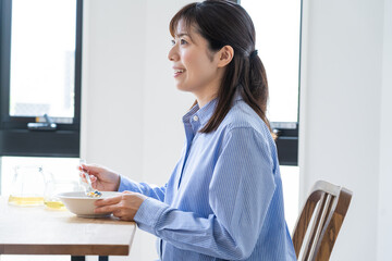 シリアルを食べる日本人妊婦