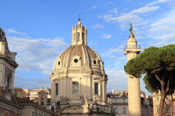 Obraz premium Chiesa del Santissimo Nome di Maria al Foro Traiano Church Dome with Trajan Column and Pine Tree in Rome, Italy