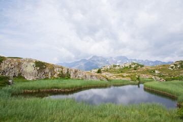 Fototapeta na wymiar un lac de montagne dans les Alpes.