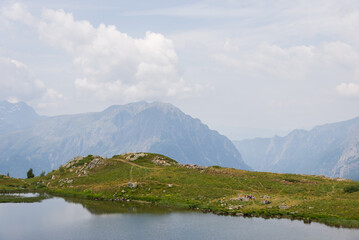 un lac de montagne dans les Alpes.