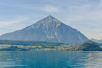 Niesen, Faulensee, Thunersee, Merligen, Spiez, Seeufer, Seerundfahrt, Alpen, Schweizer Berge, Wassersport, Wanderweg, Berner Oberland, Sommer, Schweiz